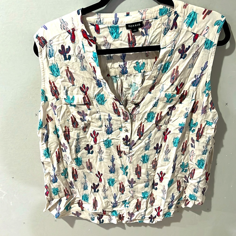 Torrid tank, cactus pattern, chest pockets, size 1